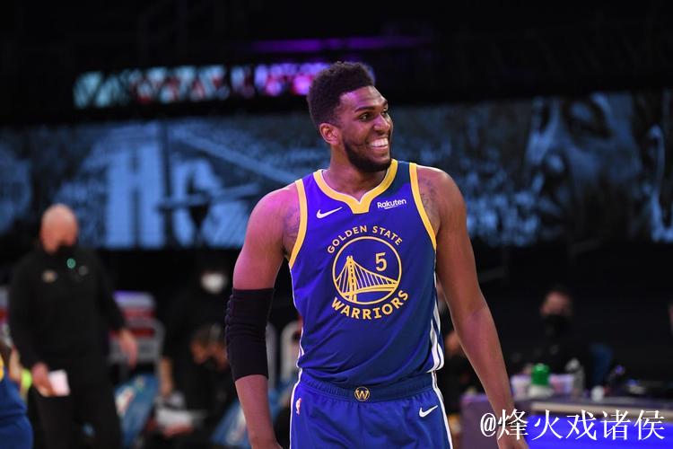 小史密斯穿着蓝色Select3.0，得到16分10篮板4助攻