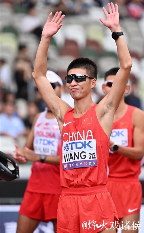 中国选手王朝朝摘得田径世锦赛男子20公里竞走银牌