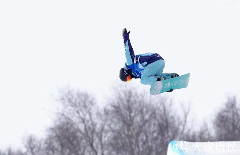 武绍桐单板滑雪世界杯卡尔加里站摘银 武绍桐单板滑雪世界杯卡尔加里站摘银